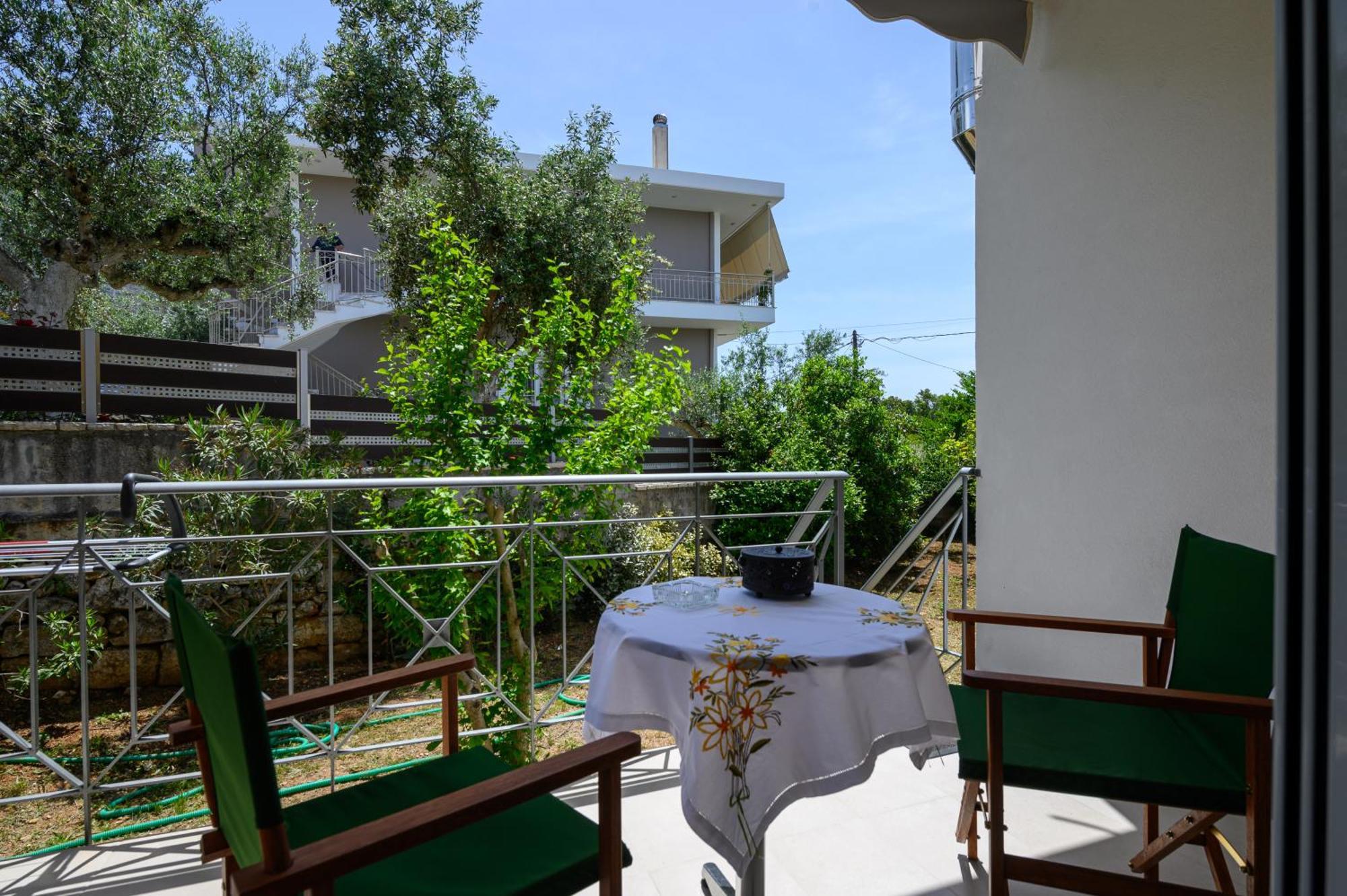 Chic Apartment In Nature, 5-Min Walk To The Beach Kalamata Eksteriør billede